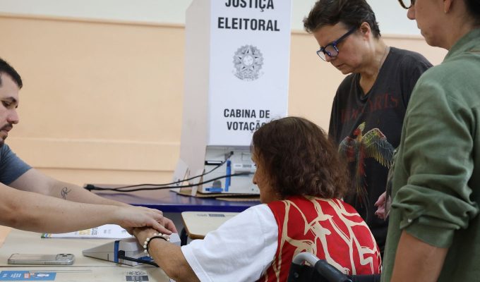 Primeiro turno contou com 43% mais eleitores de ao menos 70 anos