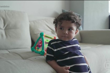 ‘É como se ele tivesse nascido de novo’: menino com surdez rara escuta pela 1ª vez após tratamento inédito; VÍDEO