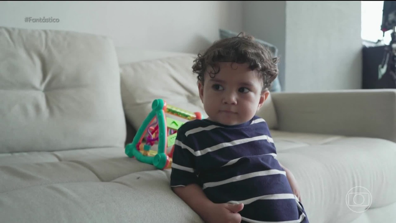 ‘É como se ele tivesse nascido de novo’: menino com surdez rara escuta pela 1ª vez após tratamento inédito; VÍDEO
