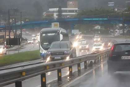 Frente fria leva tempestades e granizo ao centro-sul do país