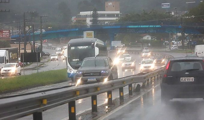 Frente fria leva tempestades e granizo ao centro-sul do país