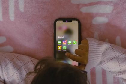 Grécia aprova proibição de redes sociais para menores de 15 anos