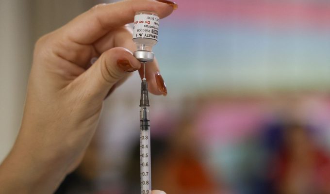 Desinformação faz com que só 5% das crianças sejam protegidas da covid