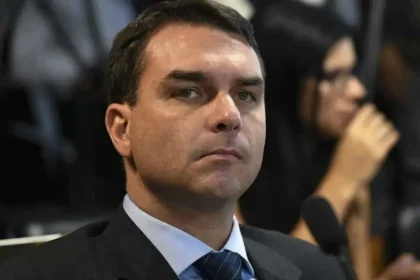 Flávio Bolsonaro atua para cliente de Willer no dia da votação do 6×1