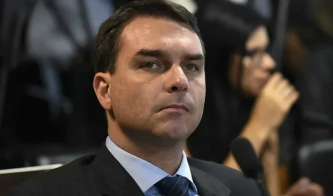 Flávio Bolsonaro atua para cliente de Willer no dia da votação do 6×1