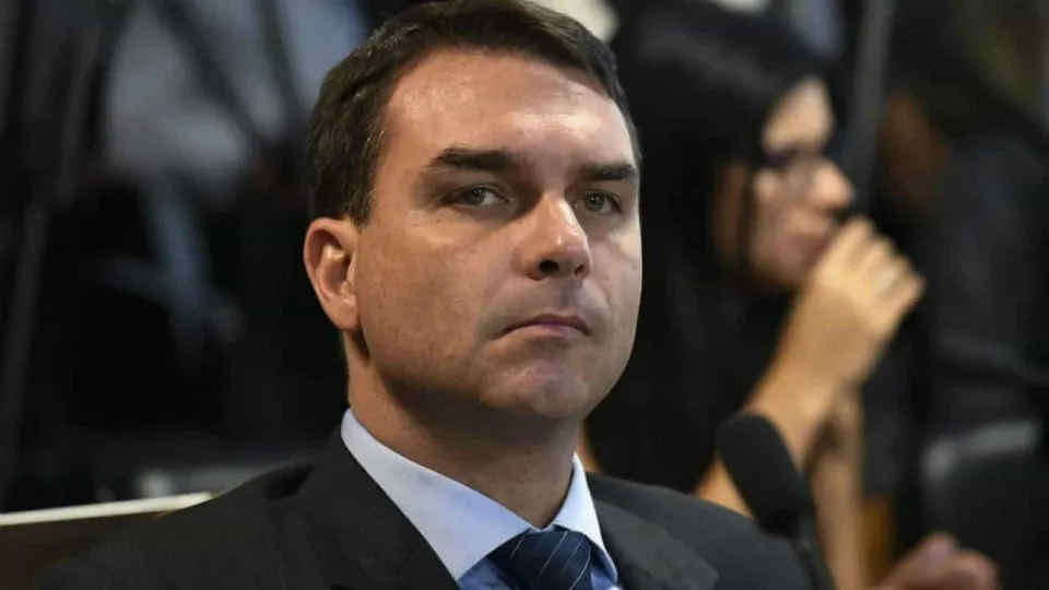 Flávio Bolsonaro atua para cliente de Willer no dia da votação do 6×1