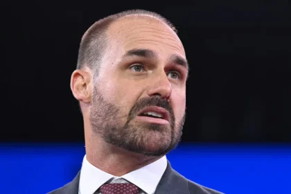 Eduardo Bolsonaro sugere envio de fuzileiros ao Brasil e defende que Flávio deixe o Brasil se perder