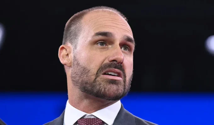 Eduardo Bolsonaro sugere envio de fuzileiros ao Brasil e defende que Flávio deixe o Brasil se perder