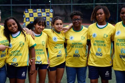 Ex-jogadoras da seleção de futebol incentivam alunas em escolas do Rio