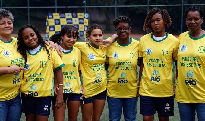 Ex-jogadoras da seleção de futebol incentivam alunas em escolas do Rio