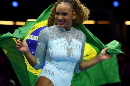 Rebeca Andrade é tricampeã mundial no salto e chega a 10 medalhas em Mundiais