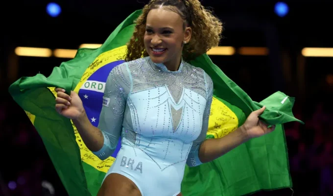 Rebeca Andrade é tricampeã mundial no salto e chega a 10 medalhas em Mundiais