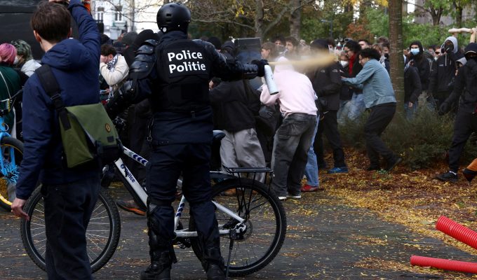 Protestos na Bélgica e na Albânia têm confronto entre manifestantes e policiais