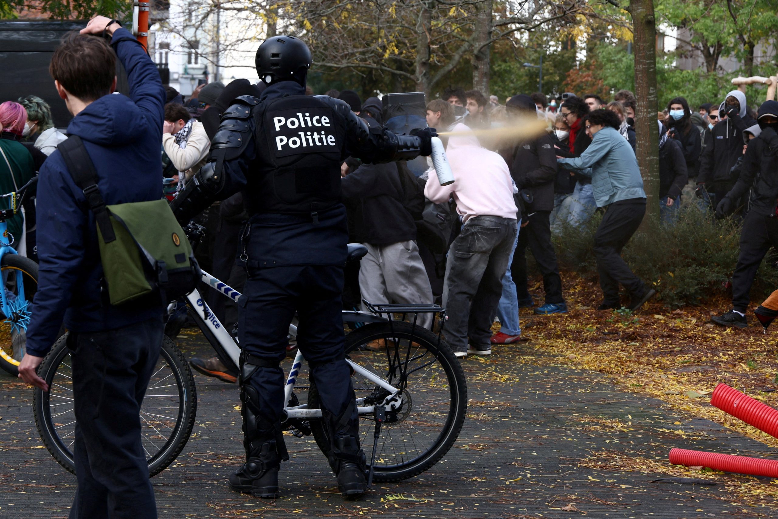 Protestos na Bélgica e na Albânia têm confronto entre manifestantes e policiais