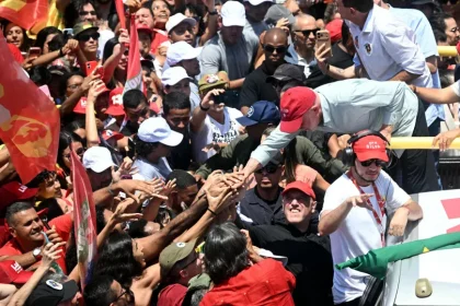 Apoiadores de Lula reagem a ataque de Flávio Bolsonaro sobre nove dedos durante caminhada no Rio