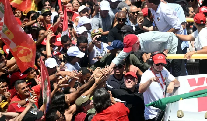 Apoiadores de Lula reagem a ataque de Flávio Bolsonaro sobre nove dedos durante caminhada no Rio