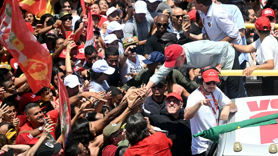 Apoiadores de Lula reagem a ataque de Flávio Bolsonaro sobre nove dedos durante caminhada no Rio