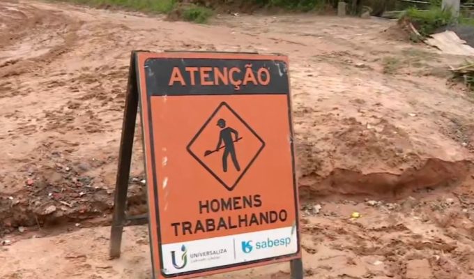 Após chuva, moradores reclamam de carros atolados e lama em obra da Sabesp em Monte Mor