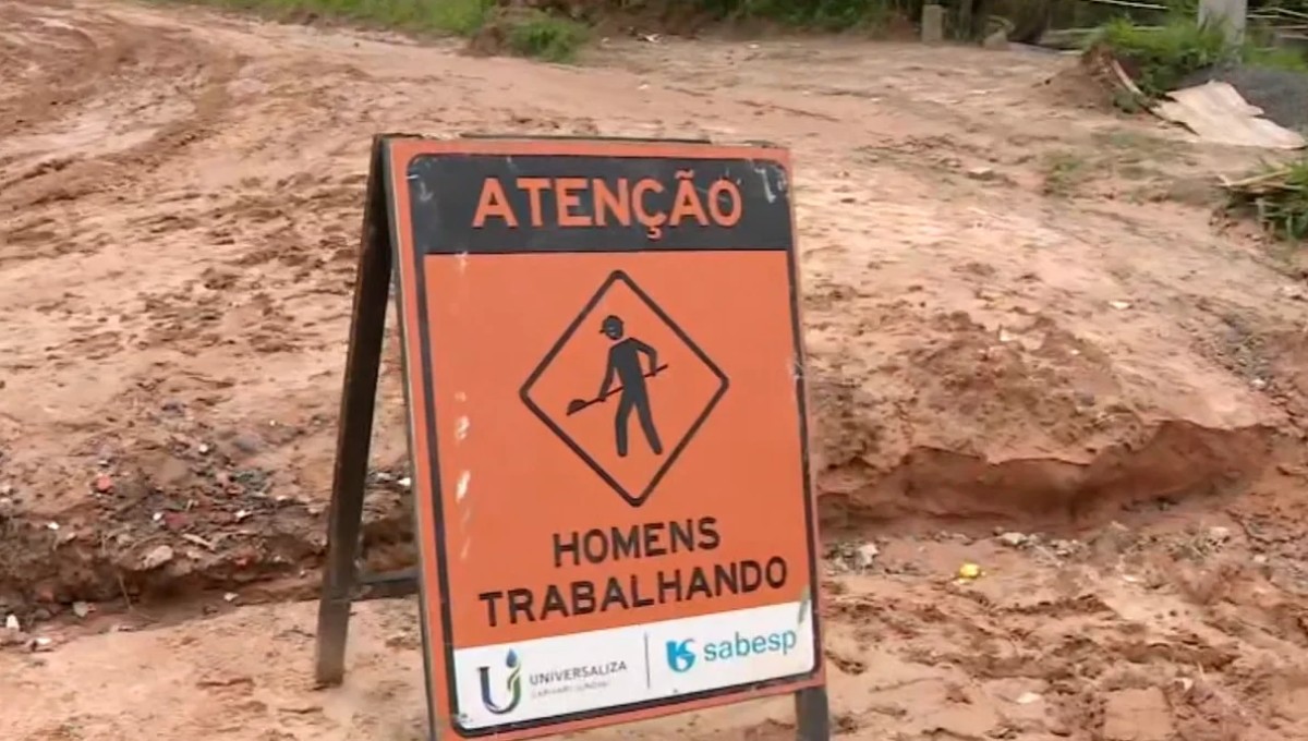 Após chuva, moradores reclamam de carros atolados e lama em obra da Sabesp em Monte Mor