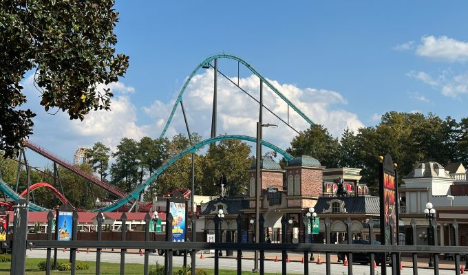 Após morte de visitante, parque Six Flags anuncia instalação de cintos de segurança em montanhas-russas