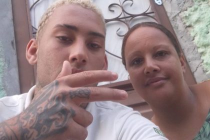 Adolescente é morto na porta de casa, e pai acusa PM de efetuar disparos; Polícia diz que agente estava fora do horário de serviço