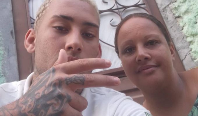 Adolescente é morto na porta de casa, e pai acusa PM de efetuar disparos; Polícia diz que agente estava fora do horário de serviço