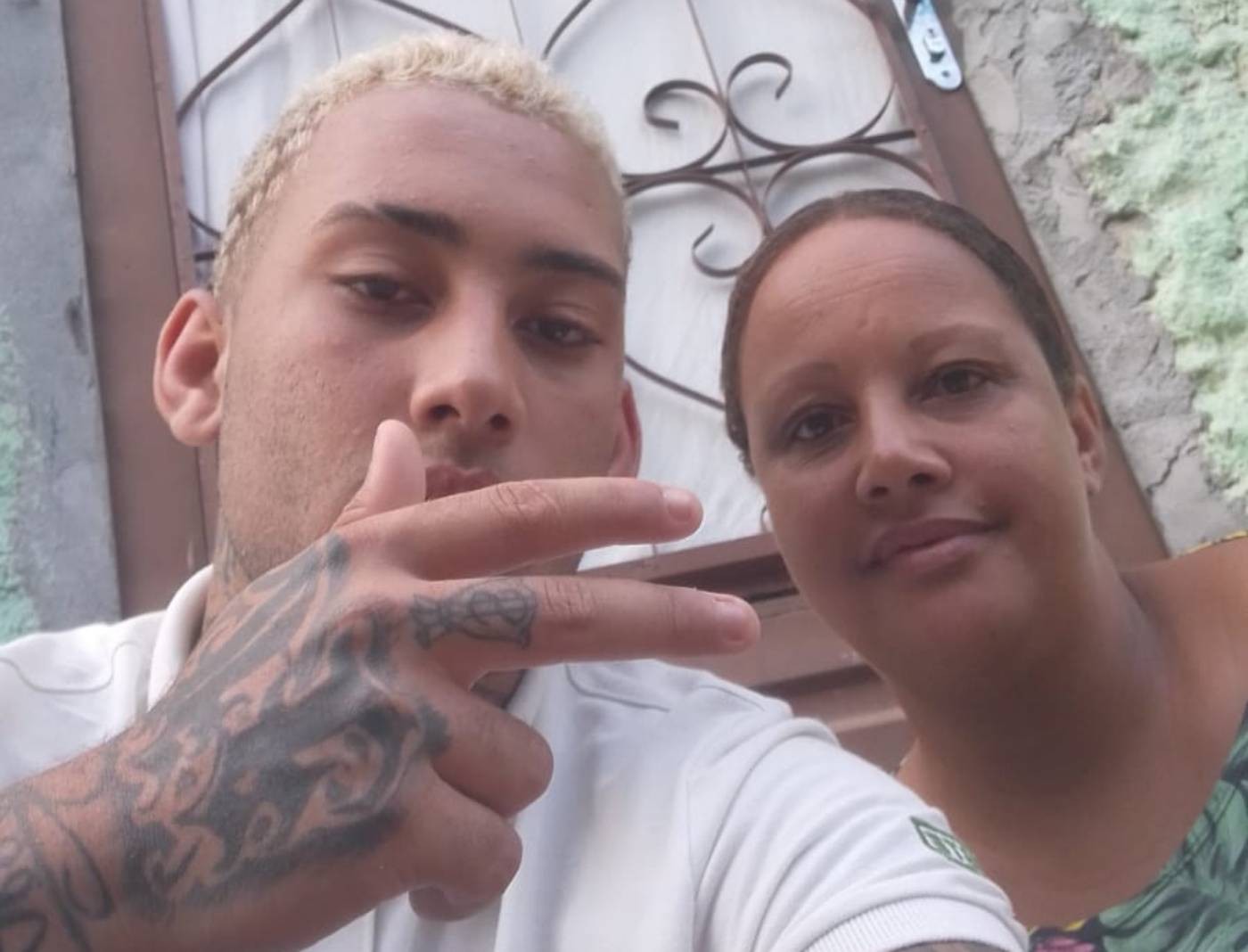 Adolescente é morto na porta de casa, e pai acusa PM de efetuar disparos; Polícia diz que agente estava fora do horário de serviço