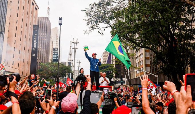 Avenida Paulista reúne multidão em apoio a Lula na véspera do segundo turno