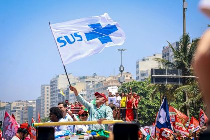 Lula reúne multidão em Copacabana e faz apelo ao voto na véspera do segundo turno
