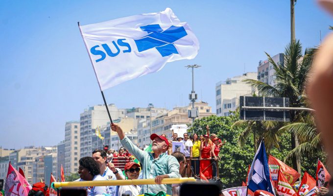 Lula reúne multidão em Copacabana e faz apelo ao voto na véspera do segundo turno