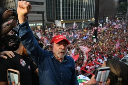 Lula vence Flávio Bolsonaro na Nova Zelândia com 80,54% dos votos
