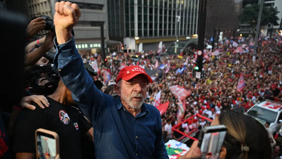 Lula vence Flávio Bolsonaro na Nova Zelândia com 80,54% dos votos