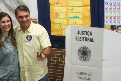 Ao votar no Rio de Janeiro, Flávio diz que representa a mudança