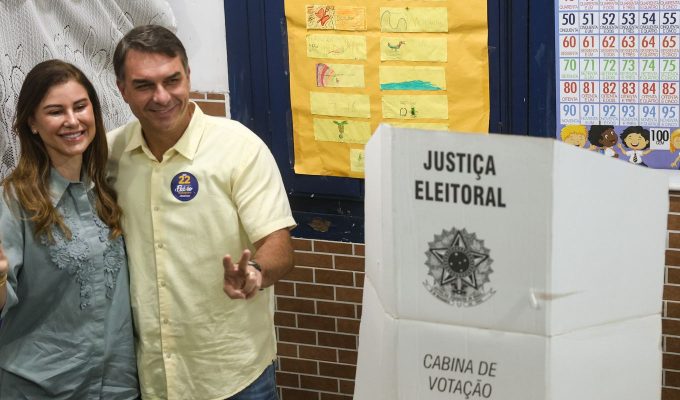 Ao votar no Rio de Janeiro, Flávio diz que representa a mudança