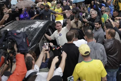 Flávio Bolsonaro vota no Rio de Janeiro. “Chegou a hora da mudança”