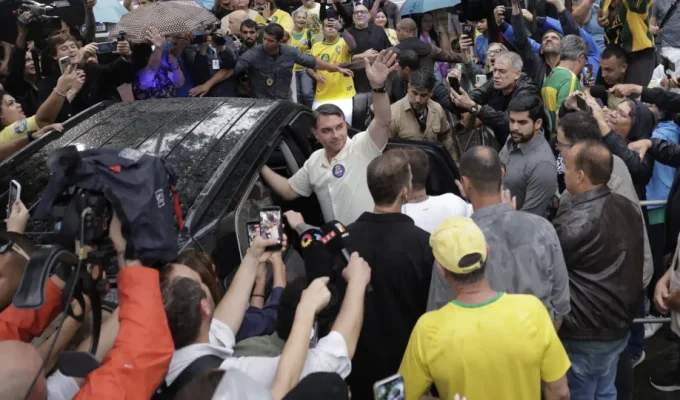 Flávio Bolsonaro vota no Rio de Janeiro. “Chegou a hora da mudança”