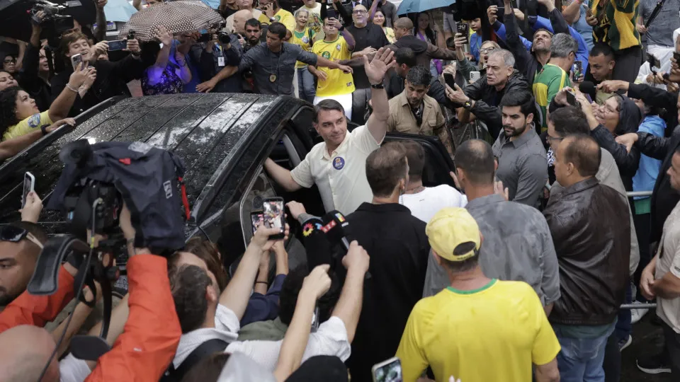 Flávio Bolsonaro vota no Rio de Janeiro. “Chegou a hora da mudança”