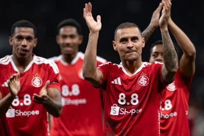 Inter amassa Botafogo no Beira-Rio, escapa do Z4 e pressiona Corinthians
