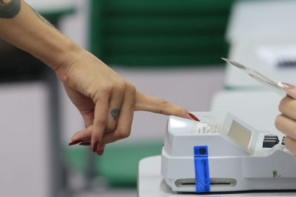 Eleitores vão cedo aos locais de votação no Rio, mesmo com chuva
