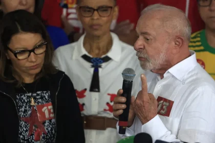 ‘Vá se catar’, diz Janja a jornalista que sugeriu que Lula parecia desanimado após votar