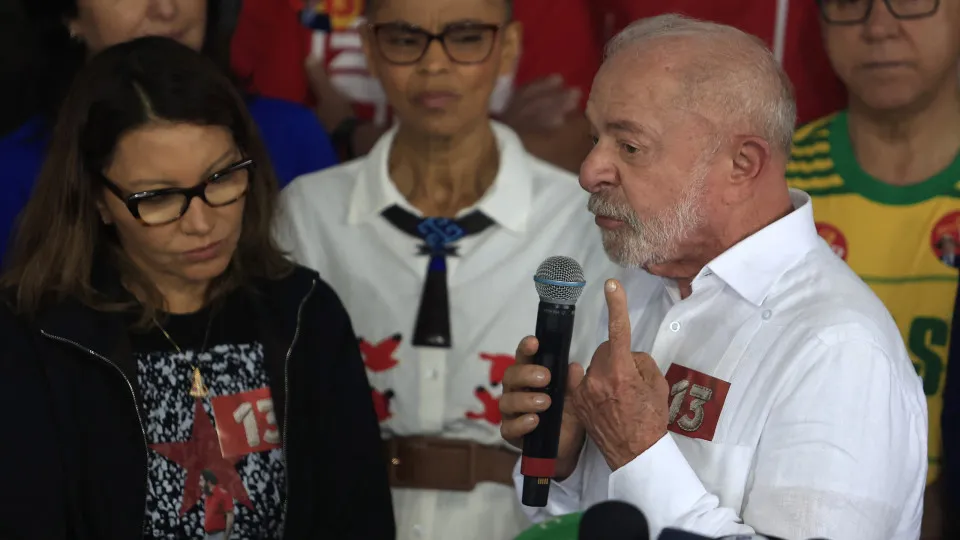 ‘Vá se catar’, diz Janja a jornalista que sugeriu que Lula parecia desanimado após votar