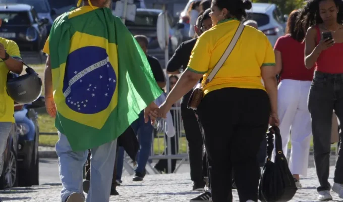 ‘Guerra espiritual’ vira trunfo bolsonarista em campanha com menos pautas morais clássicas