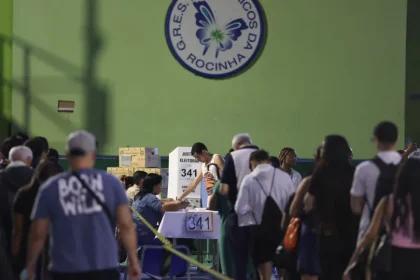 Mesários reclamam de decisão do TSE tomada após 17h e afirmam que seções já foram encerradas