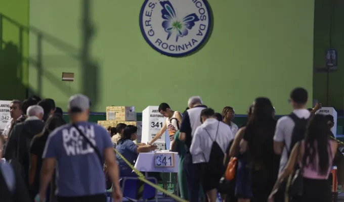 Mesários reclamam de decisão do TSE tomada após 17h e afirmam que seções já foram encerradas