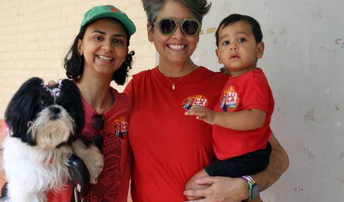 Pais levam filhos a seções eleitorais para ensinar democracia