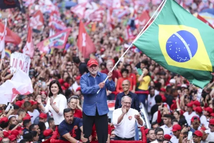 Lula é reeleito presidente do Brasil e conquista quarto mandato em 2026