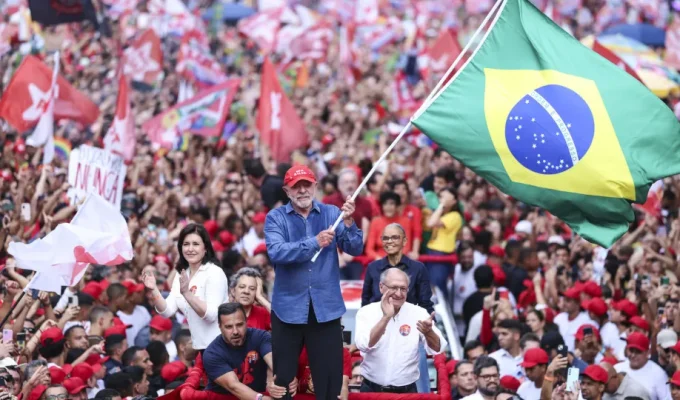 Lula é reeleito presidente do Brasil e conquista quarto mandato em 2026