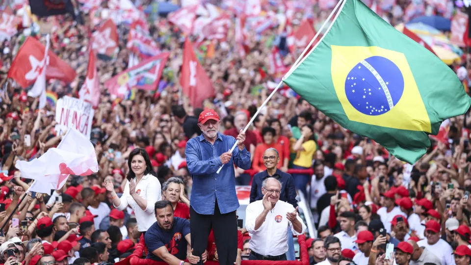 Lula é reeleito presidente do Brasil e conquista quarto mandato em 2026