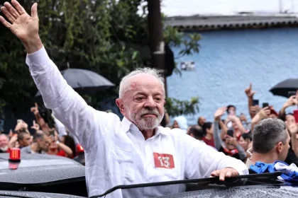 Lula vence Flávio Bolsonaro e é reeleito presidente, projeta Datafolha