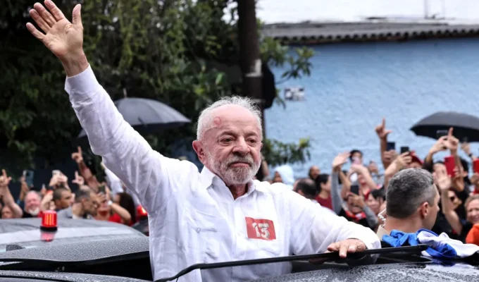 Lula vence Flávio Bolsonaro e é reeleito presidente, projeta Datafolha